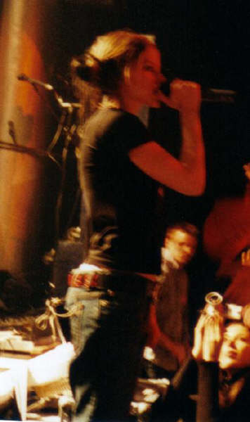 Avril_Madrid_27Nov02-2.jpg