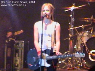 gr_avril_lavigne_090704_03.jpg