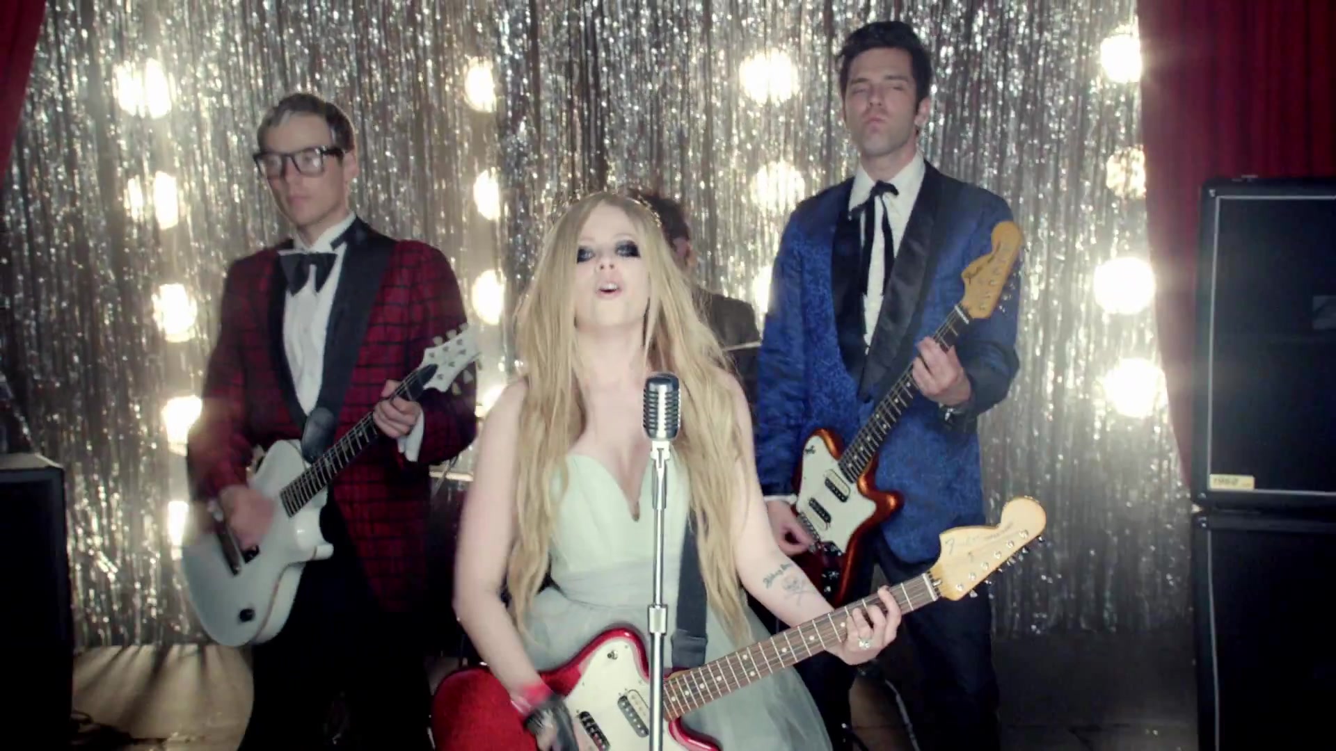 HeresToNeverGrowingUp-Avril-Rockcom_113.jpg