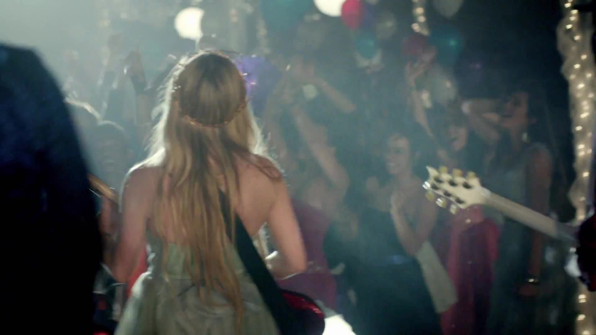 HeresToNeverGrowingUp-Avril-Rockcom_136.jpg