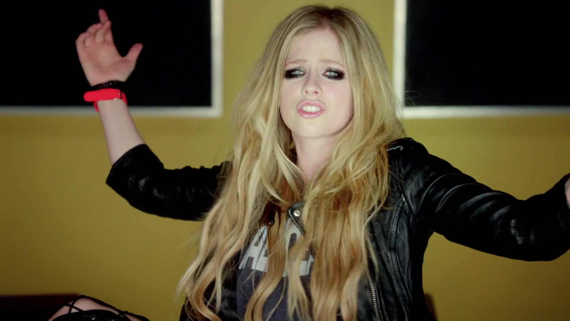 HeresToNeverGrowingUp-Avril-Rockcom_255.jpg