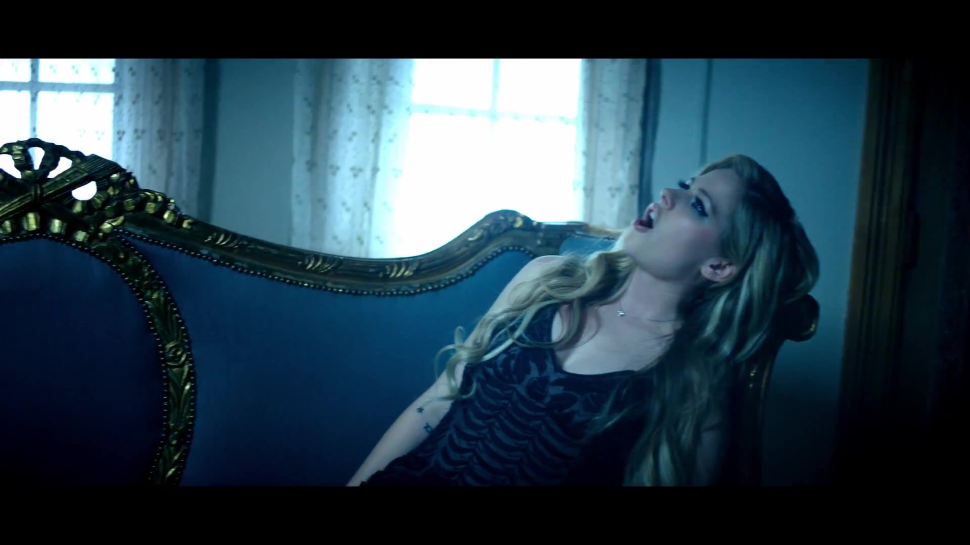 Avril_Lavigne___Let_Me_Go_ft_Chad_Kroeger_072.jpg