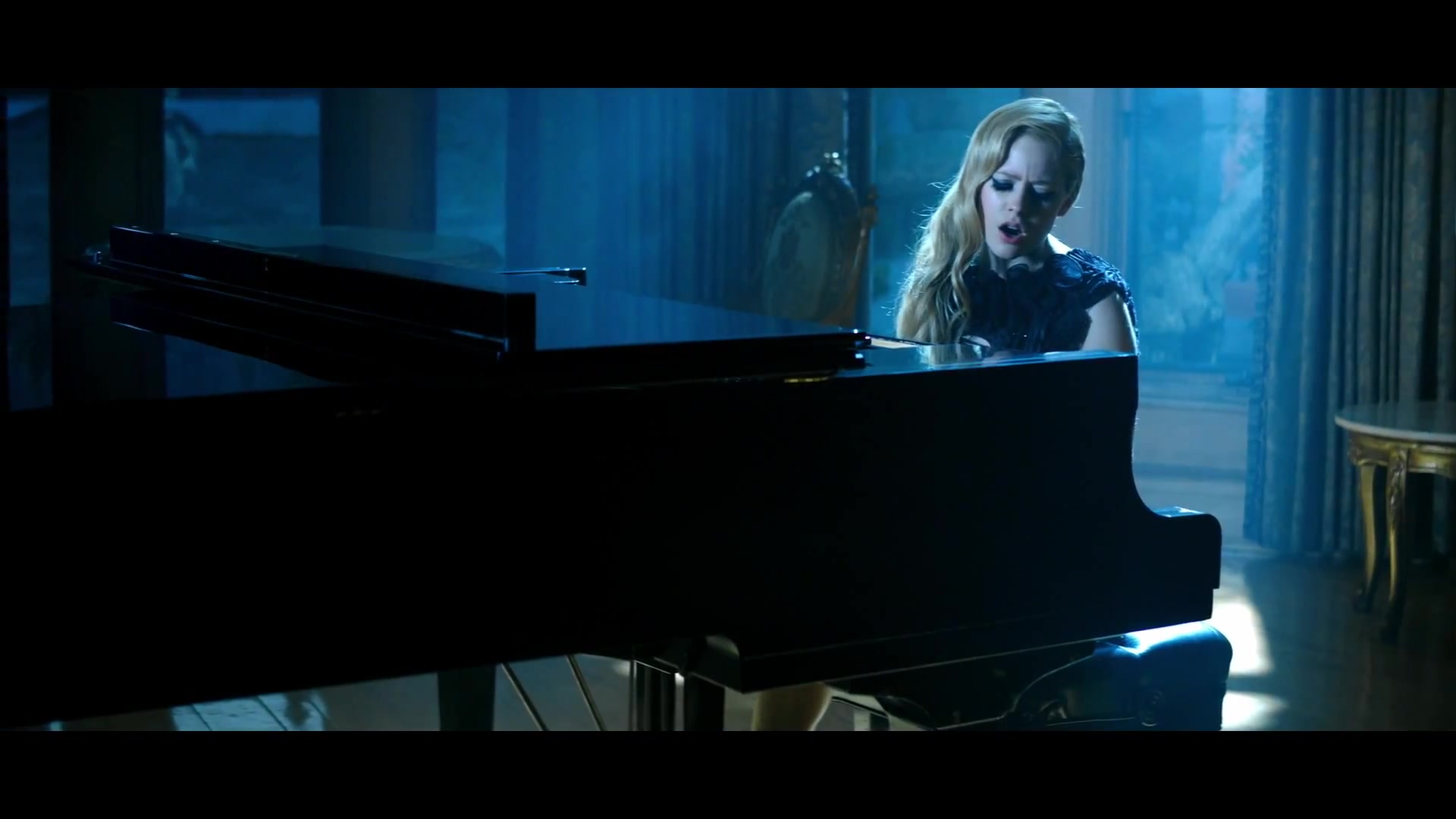 Avril_Lavigne___Let_Me_Go_ft_Chad_Kroeger_080.jpg