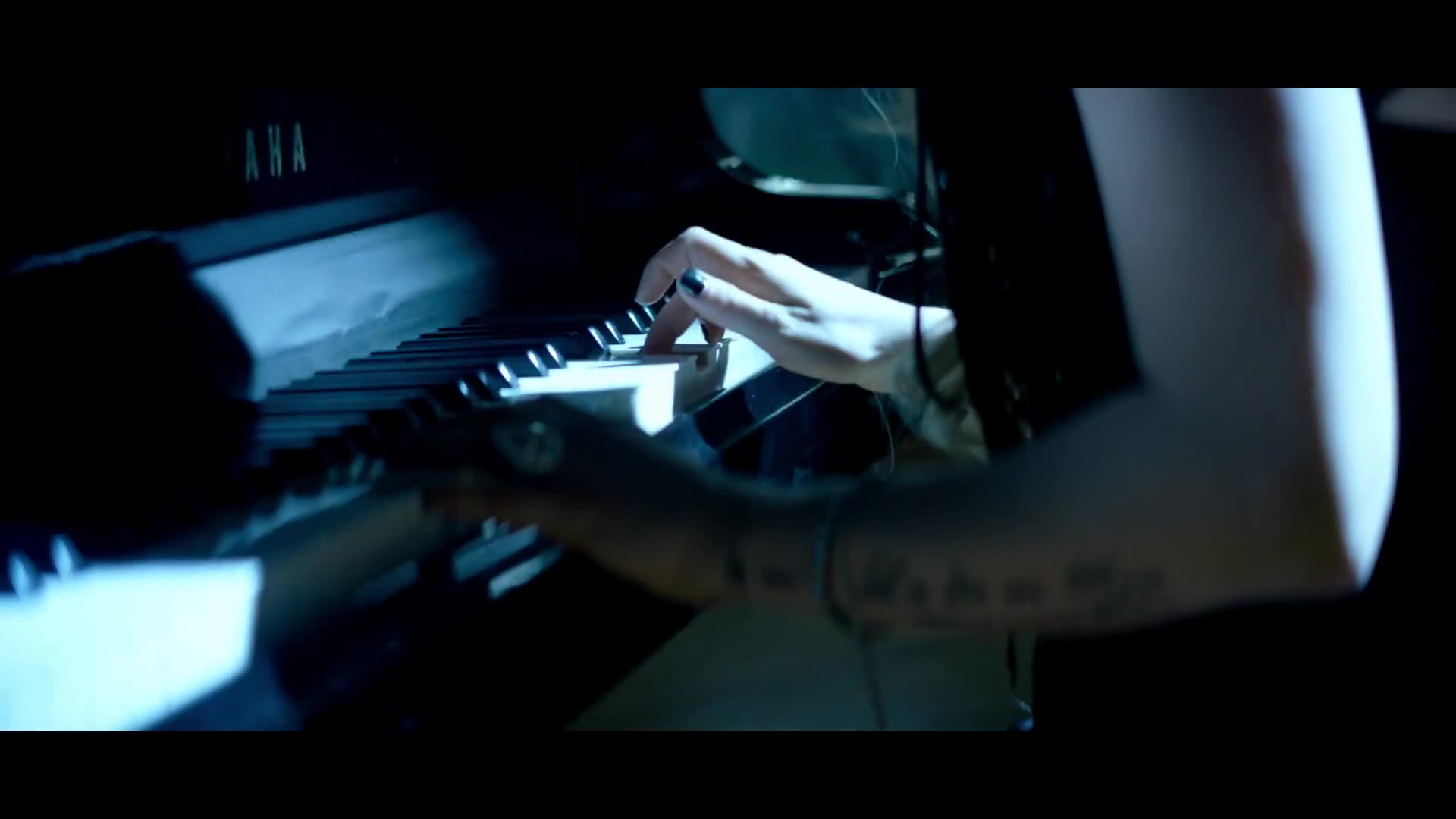 Avril_Lavigne___Let_Me_Go_ft_Chad_Kroeger_159.jpg