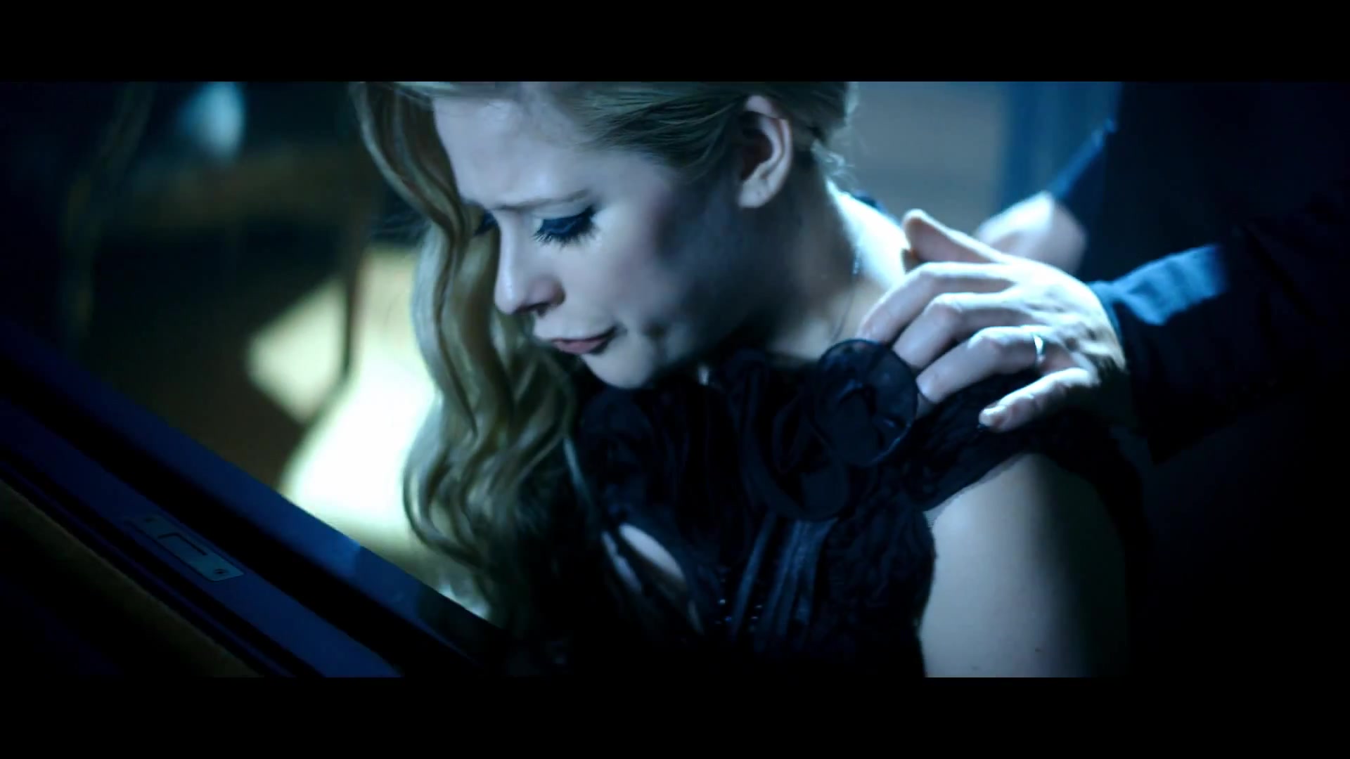 Avril_Lavigne___Let_Me_Go_ft_Chad_Kroeger_197.jpg