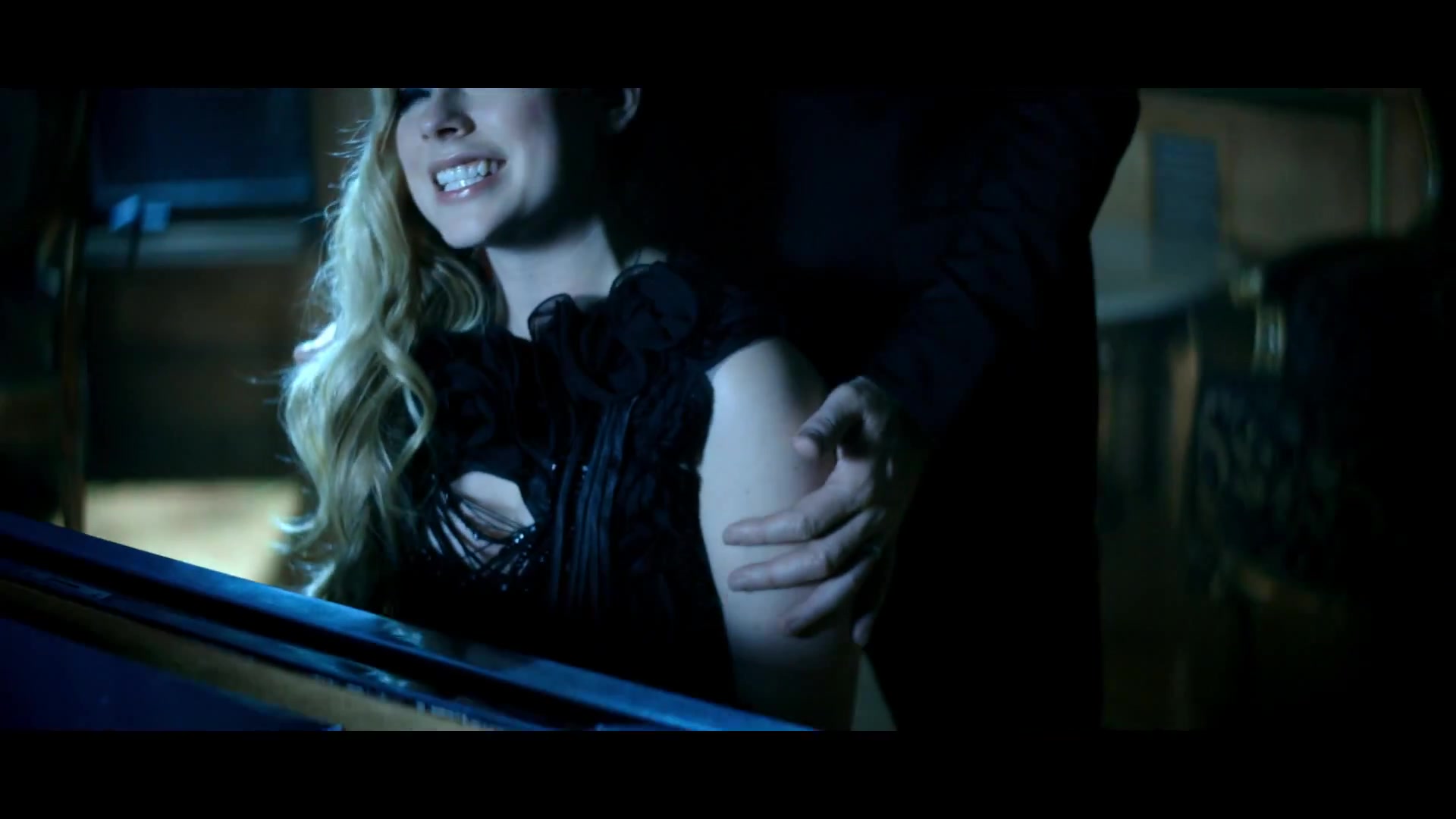 Avril_Lavigne___Let_Me_Go_ft_Chad_Kroeger_203.jpg