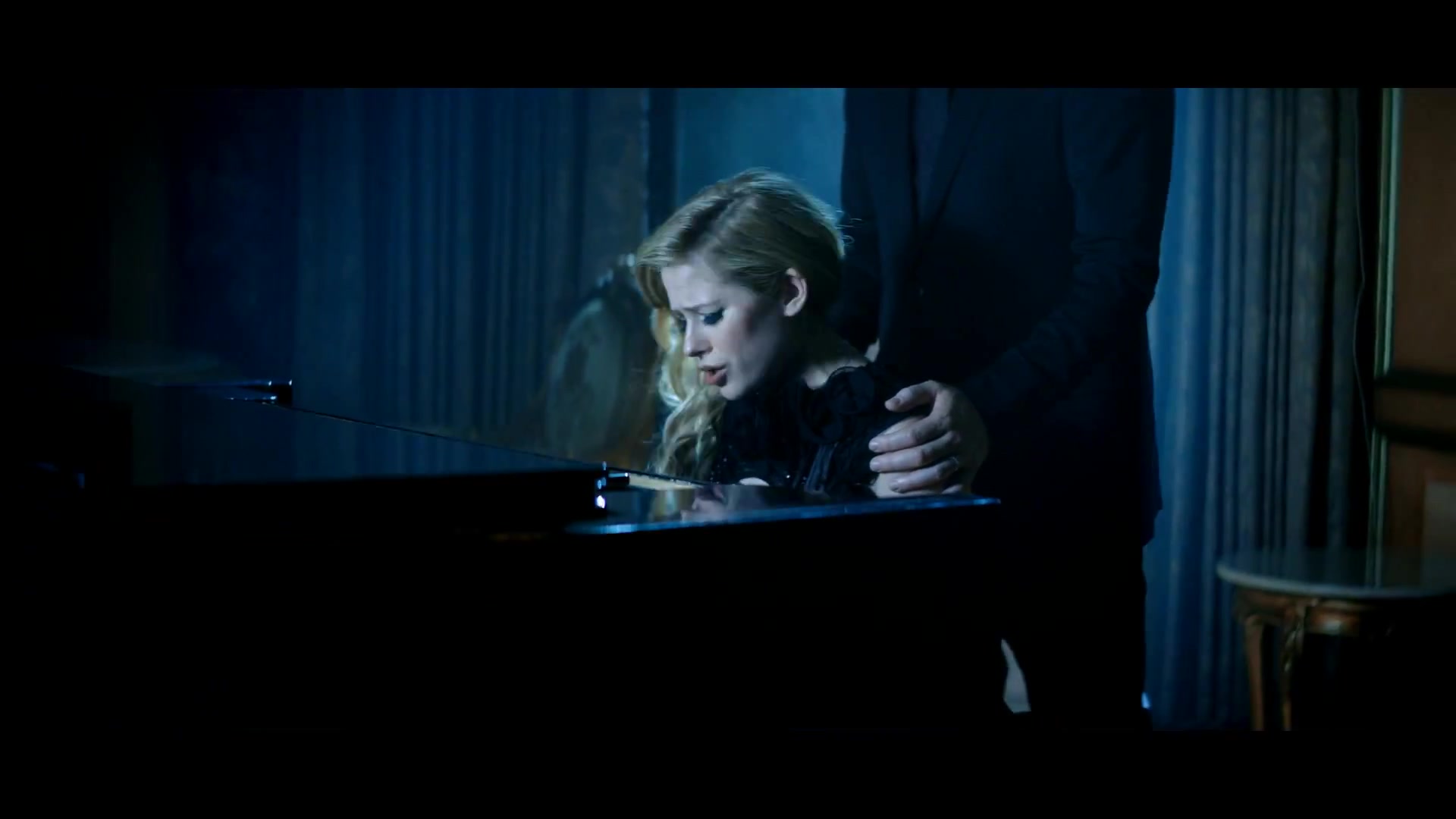 Avril_Lavigne___Let_Me_Go_ft_Chad_Kroeger_211.jpg