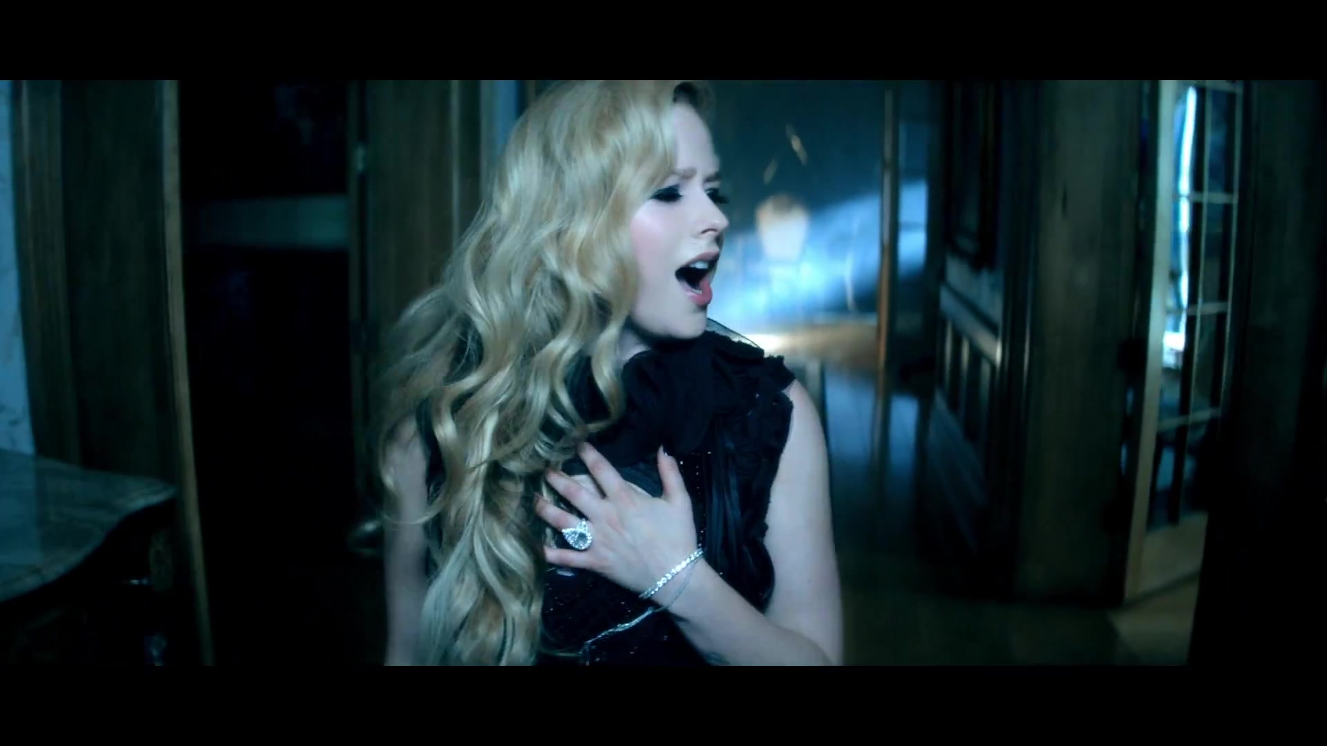 Avril_Lavigne___Let_Me_Go_ft_Chad_Kroeger_219.jpg
