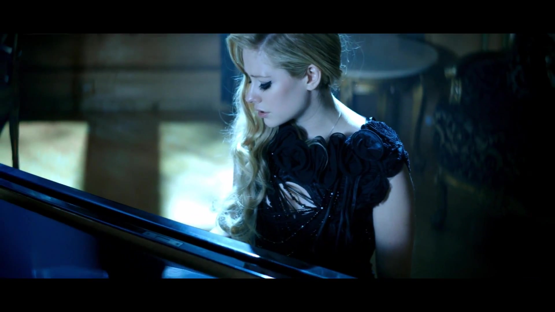 Avril_Lavigne___Let_Me_Go_ft_Chad_Kroeger_251.jpg