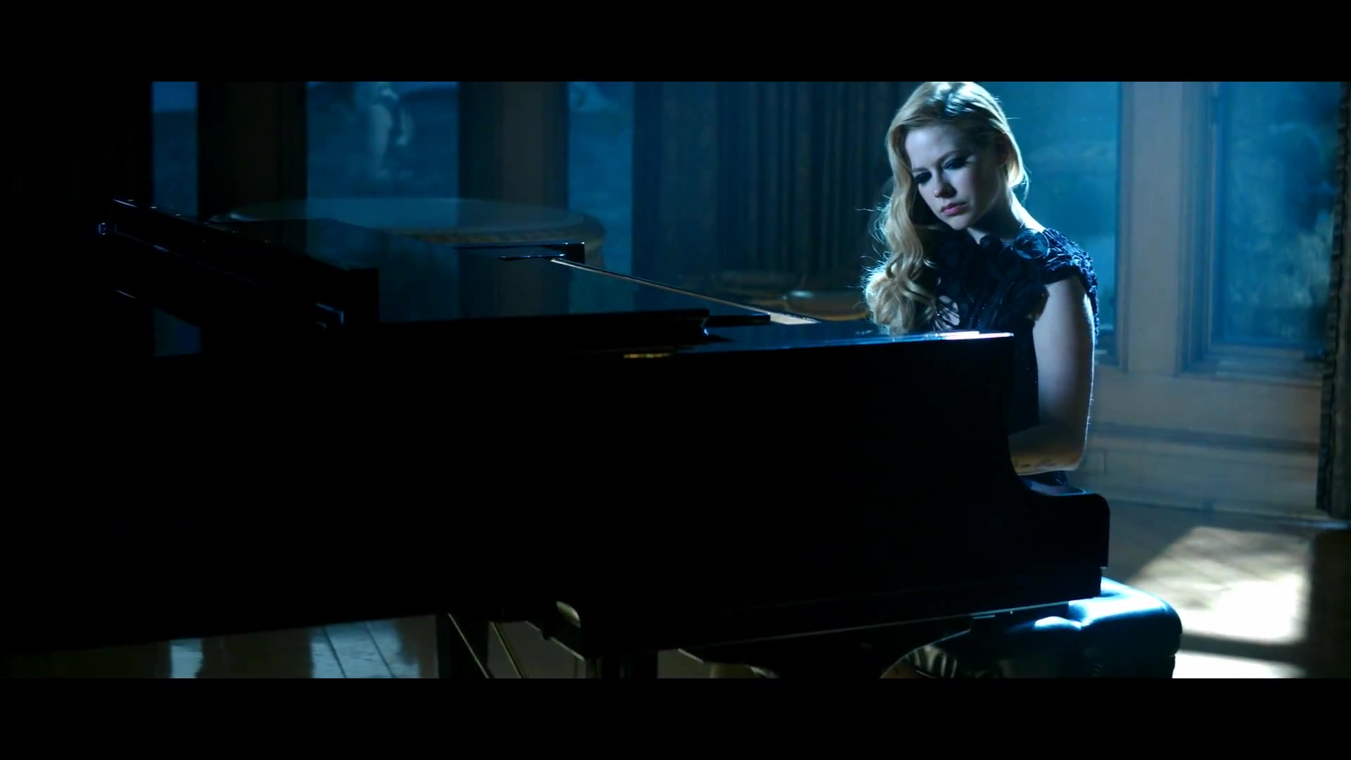 Avril_Lavigne___Let_Me_Go_ft_Chad_Kroeger_255.jpg