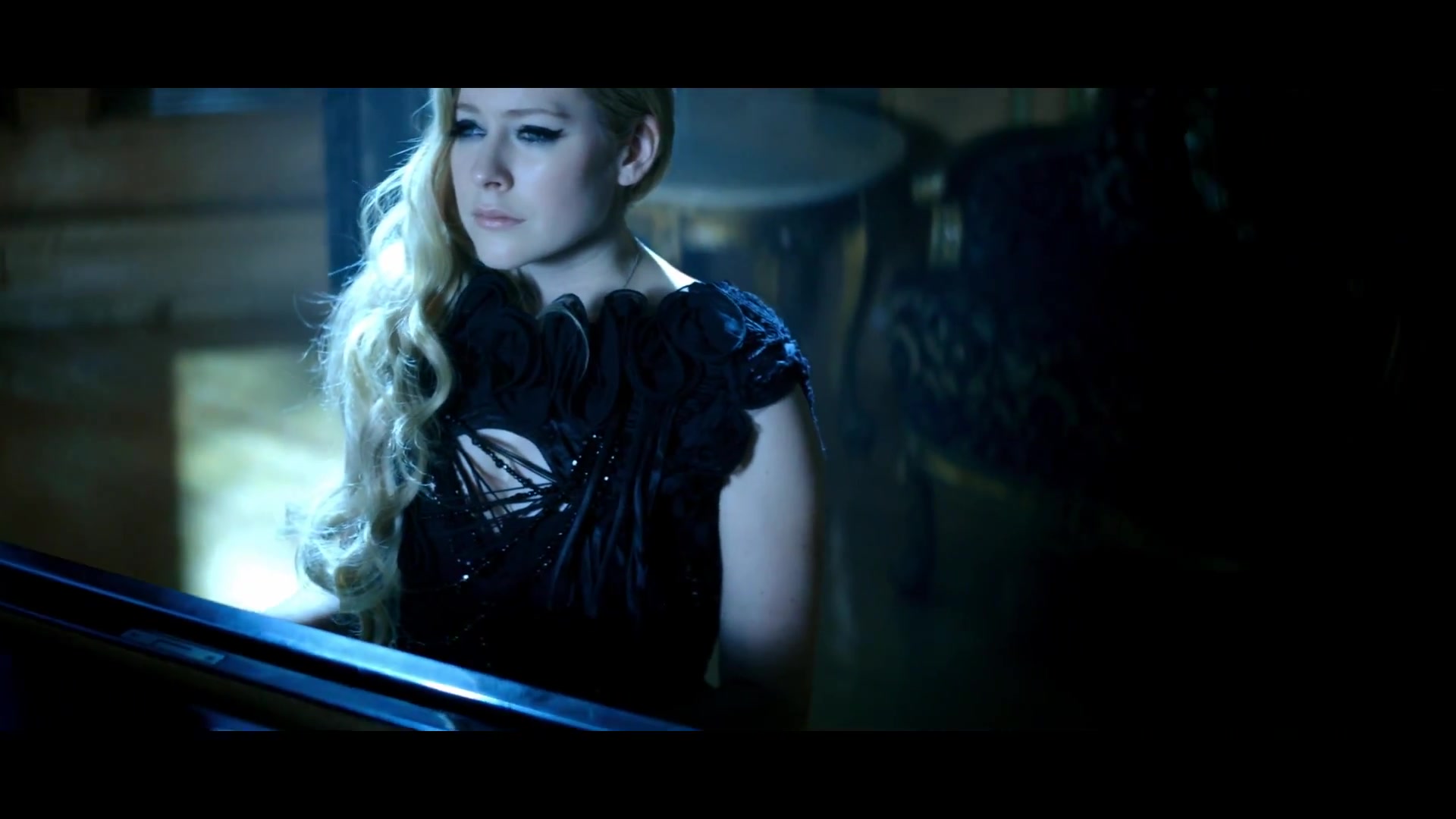 Avril_Lavigne___Let_Me_Go_ft_Chad_Kroeger_258.jpg