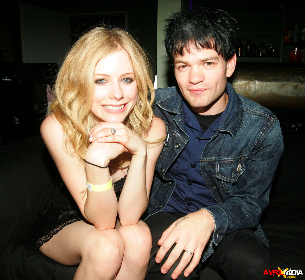 Keywords: avril, cumpleaños, 21, 2005, fiesta, deryck, amigas, lavigne, vestido