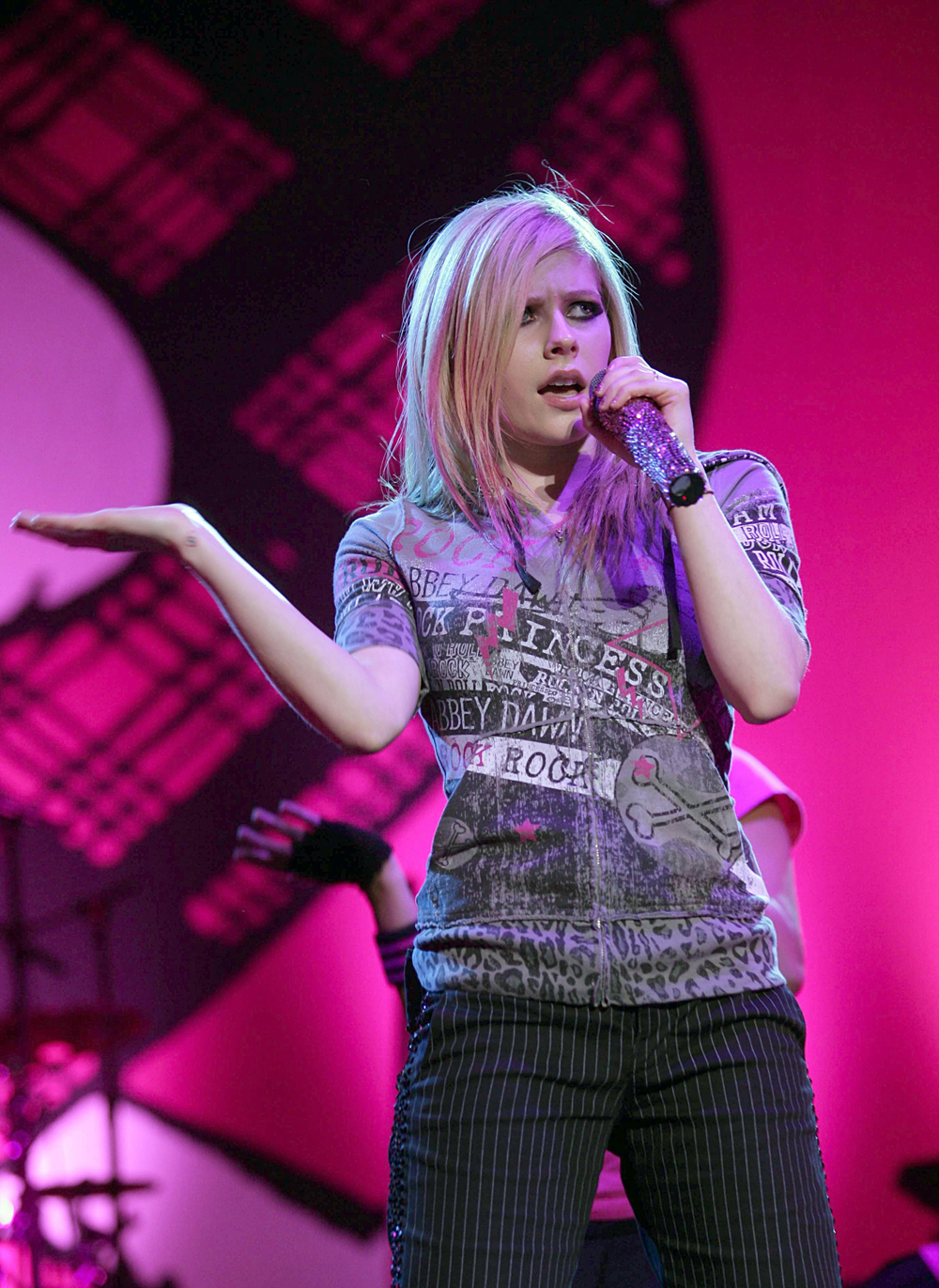 05982_Avril_Lavigne_-_TBDT_in_Beijing_-_6th_Oct_2008_004_122_1019lo.jpg