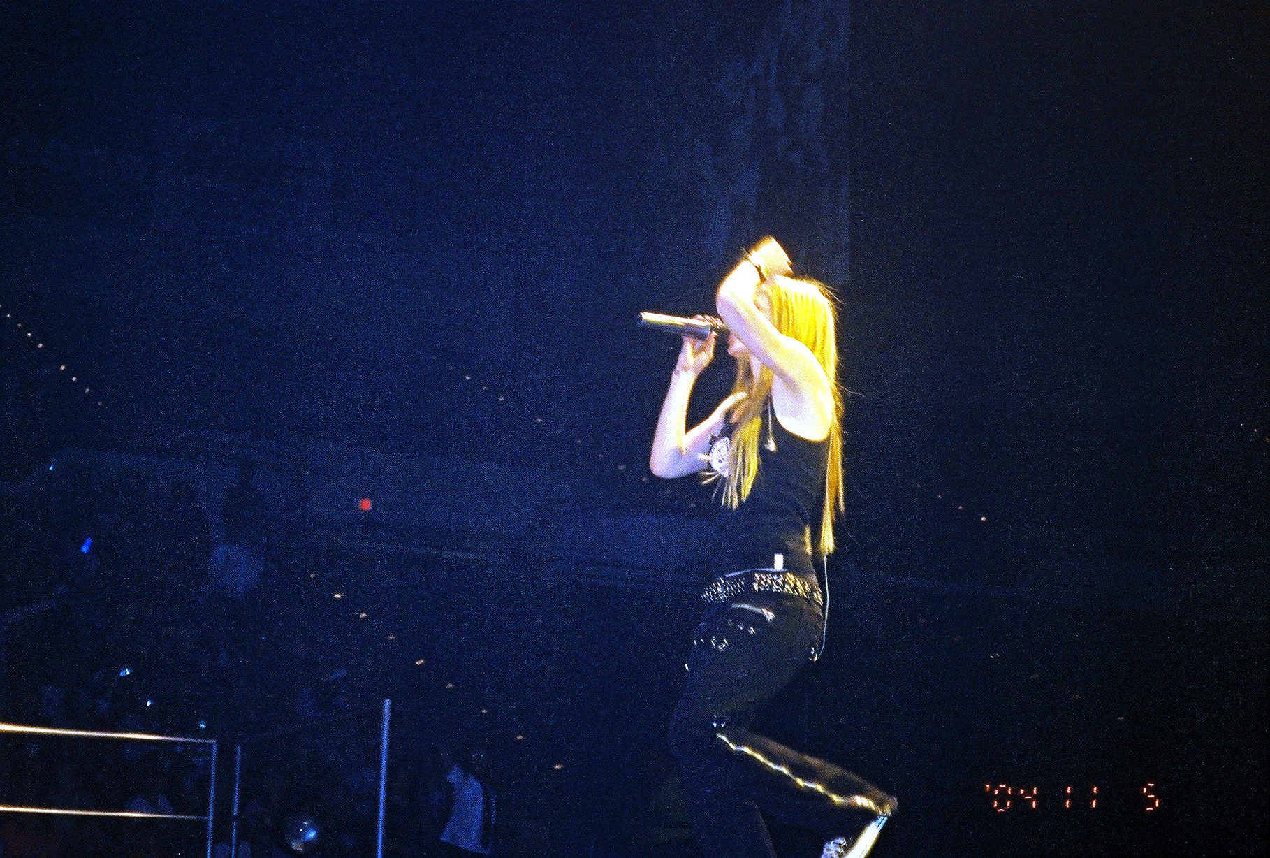 avriljumpin.jpg