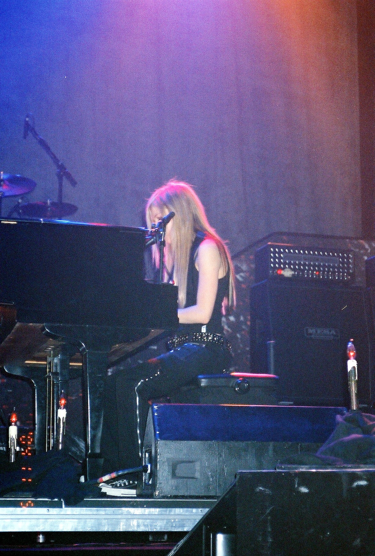 avrilonpiano3.jpg
