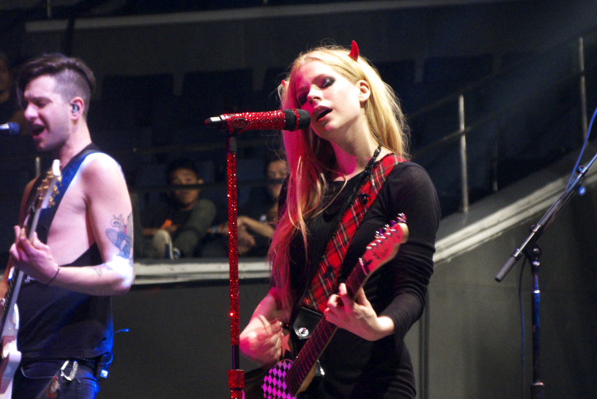 Avril-Lavigne-image-avril-lavigne-36688816-1200-802.jpg