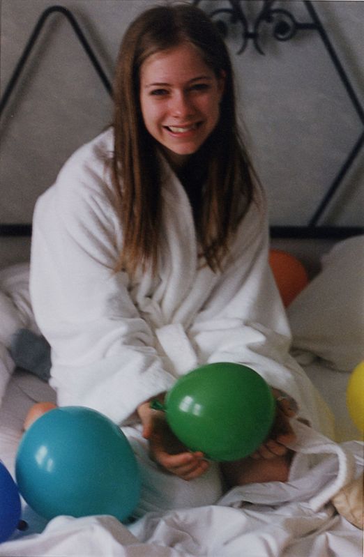 New-Private-Unseen-Photos-of-Avril-Lavigne-From-her-18th-Birthday-avril-lavigne-18425115-522-799.jpg