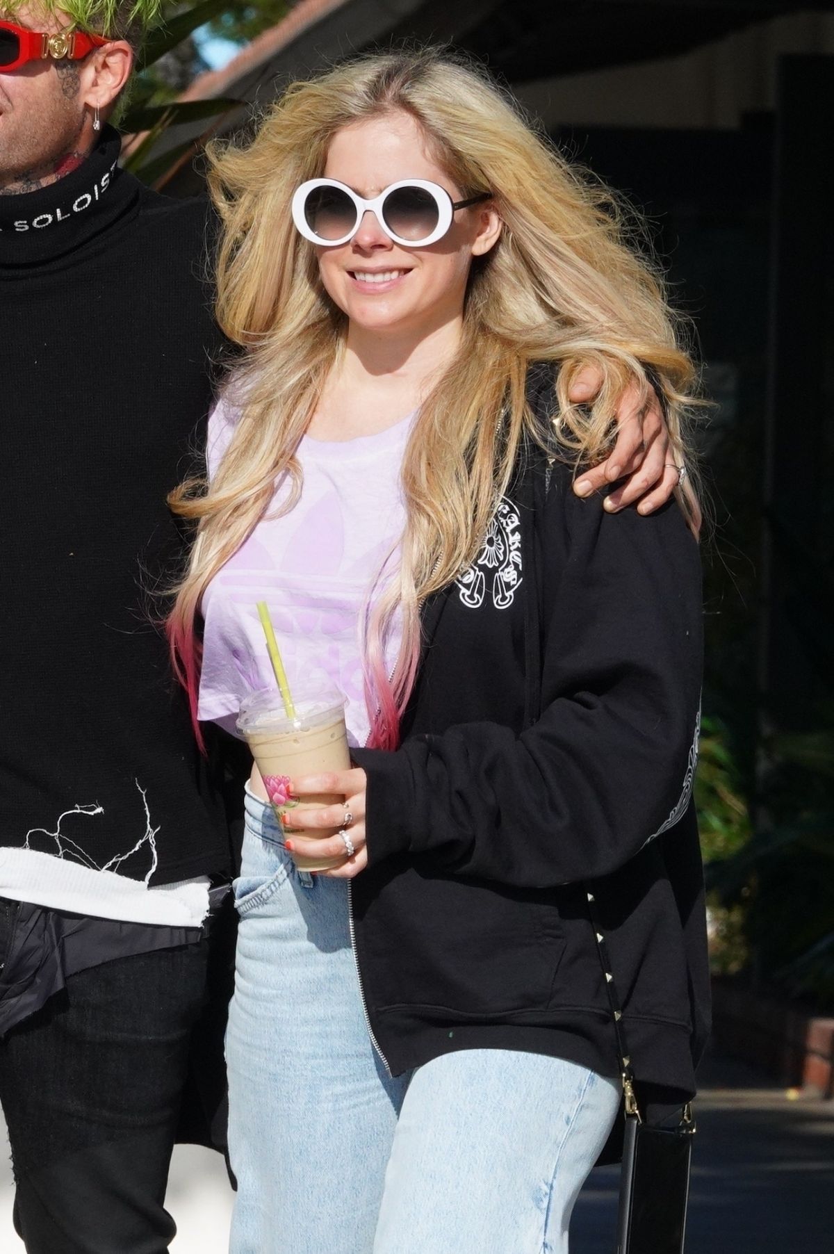 avril-lavigne-and-mod-sun-out-for-coffee-in-malibu-05-11-2021-4.jpg