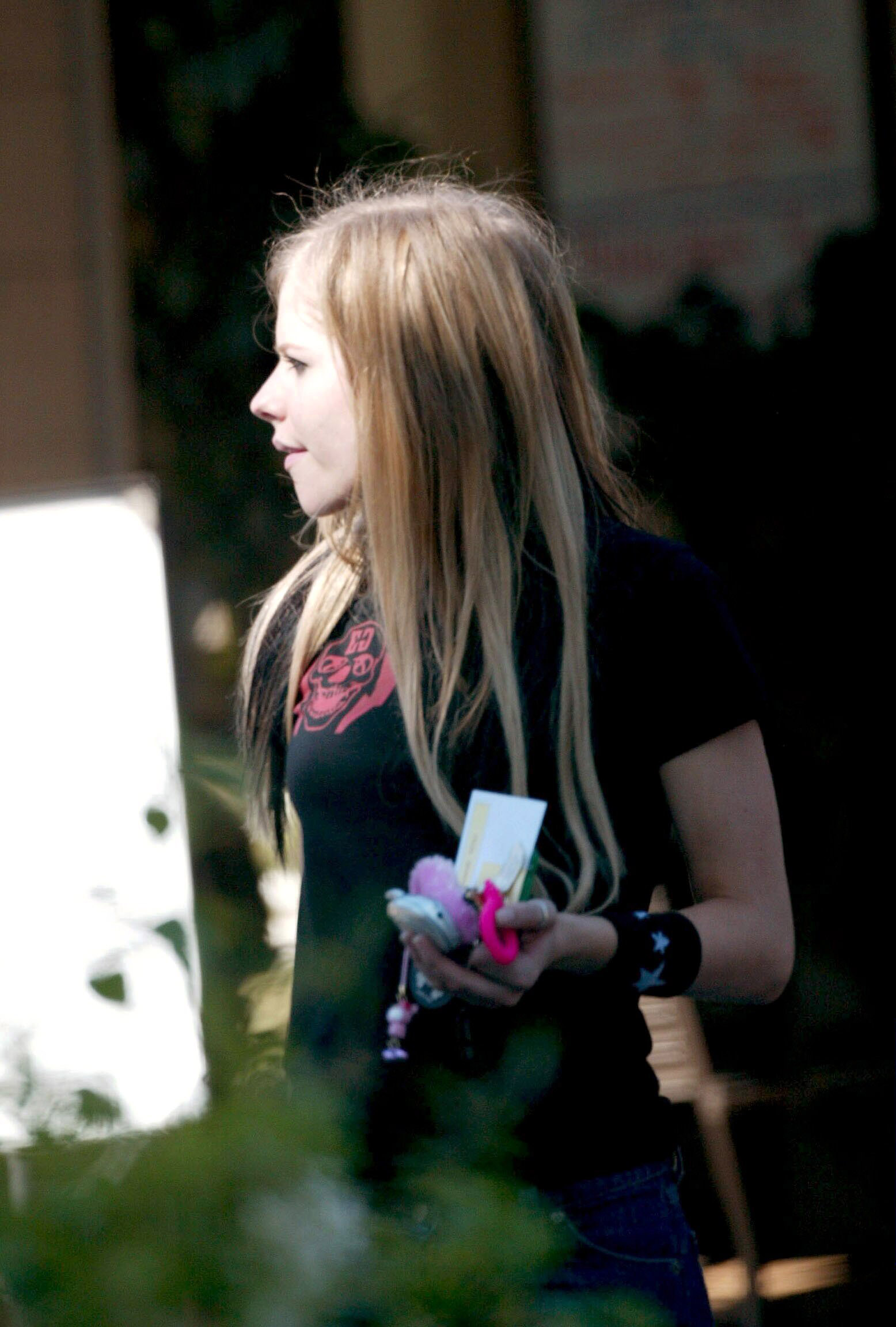 29472_avrilblack3.jpg