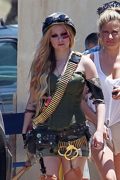 Avril2BLavigne2Bgets2Bdecked2Bout2Bbattle2Bgear2BvO36JyOBc0bl.jpg