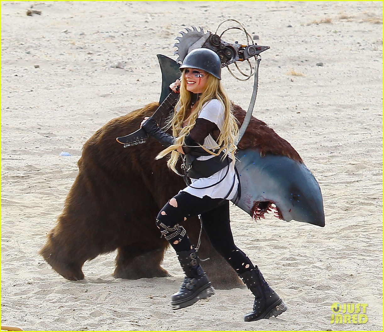 avril-lavigne-chainsaw-action-for-rock-n-roll-video-shoot-05.jpg
