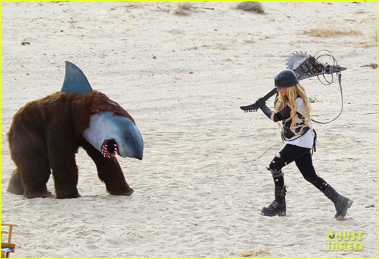 avril-lavigne-chainsaw-action-for-rock-n-roll-video-shoot-11.jpg