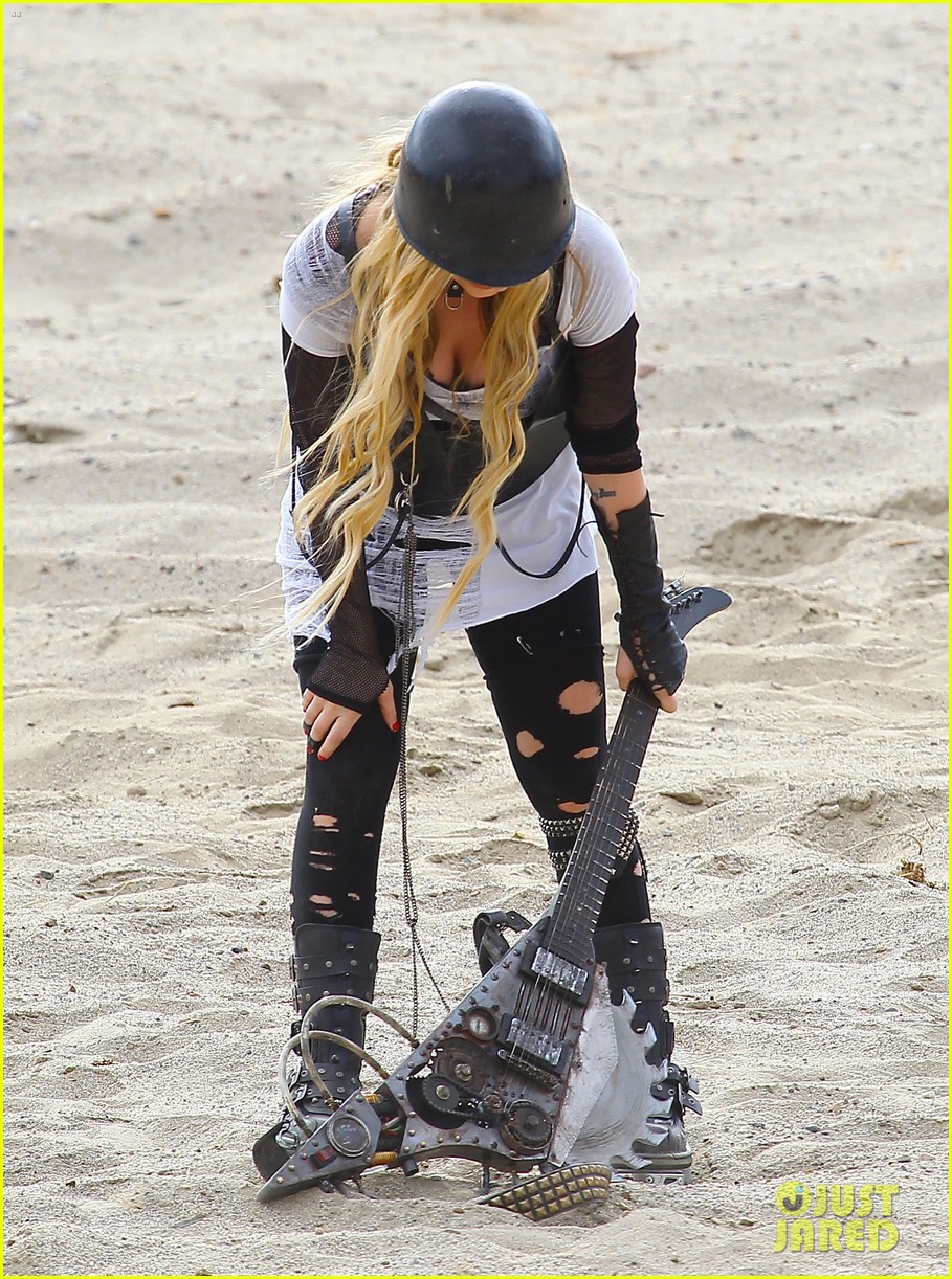 avril-lavigne-chainsaw-action-for-rock-n-roll-video-shoot-13.jpg