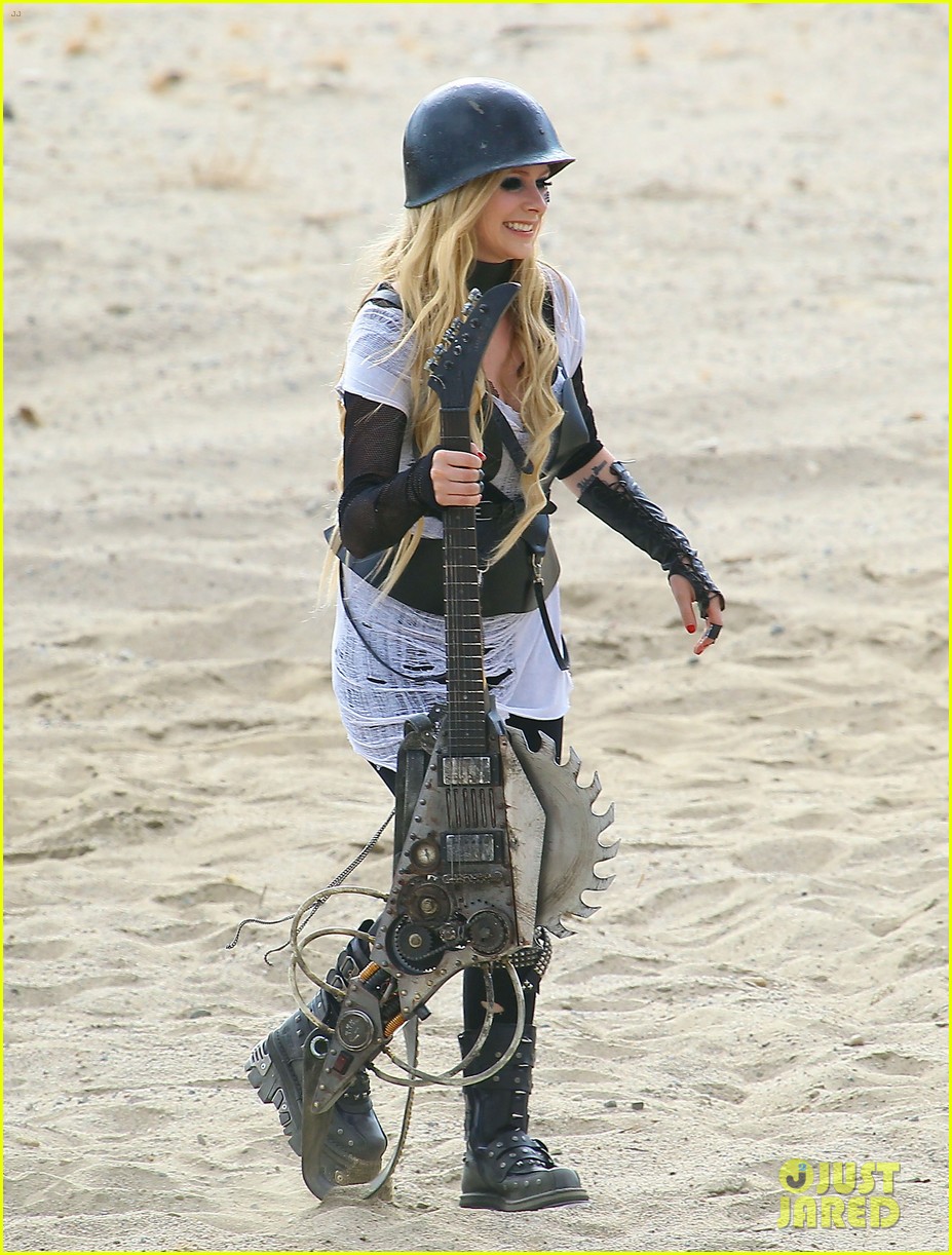 avril-lavigne-chainsaw-action-for-rock-n-roll-video-shoot-14.jpg