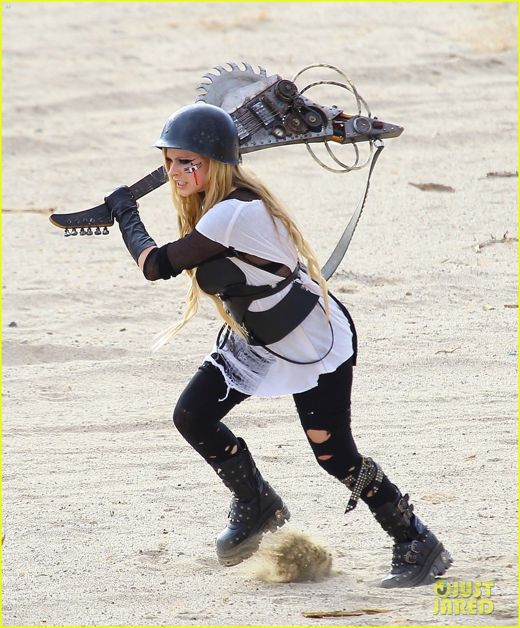 avril-lavigne-chainsaw-action-for-rock-n-roll-video-shoot-15.jpg