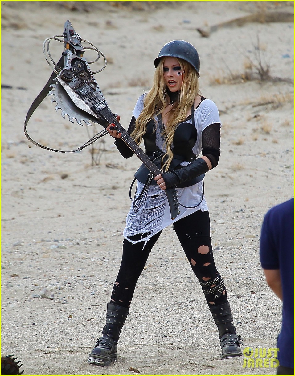 avril-lavigne-chainsaw-action-for-rock-n-roll-video-shoot-17.jpg