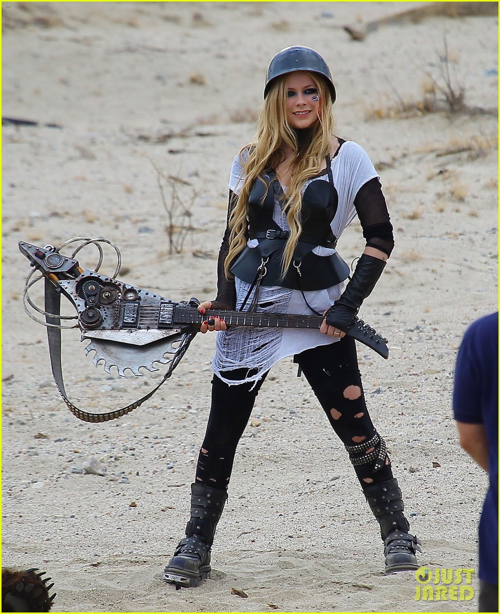 avril-lavigne-chainsaw-action-for-rock-n-roll-video-shoot-18.jpg
