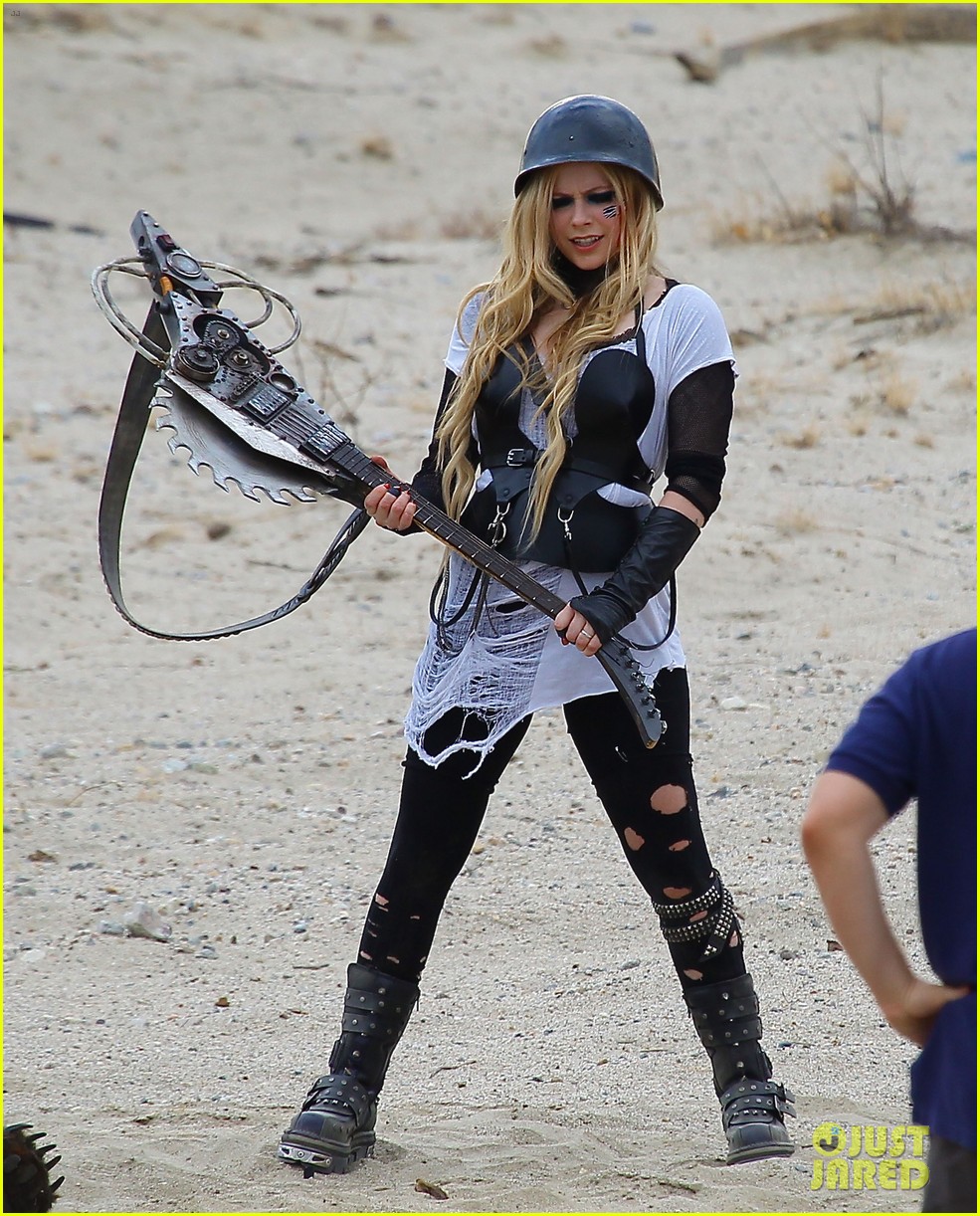 avril-lavigne-chainsaw-action-for-rock-n-roll-video-shoot-20.jpg